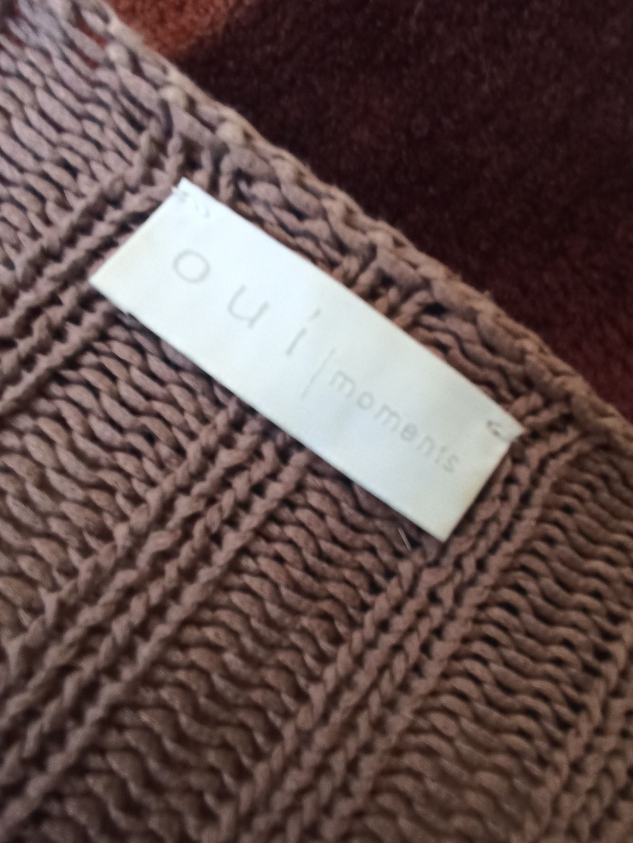 Sweter ażurowy pleciony brązowy OUI moments 
Długi rękaw 
Do sukienki,