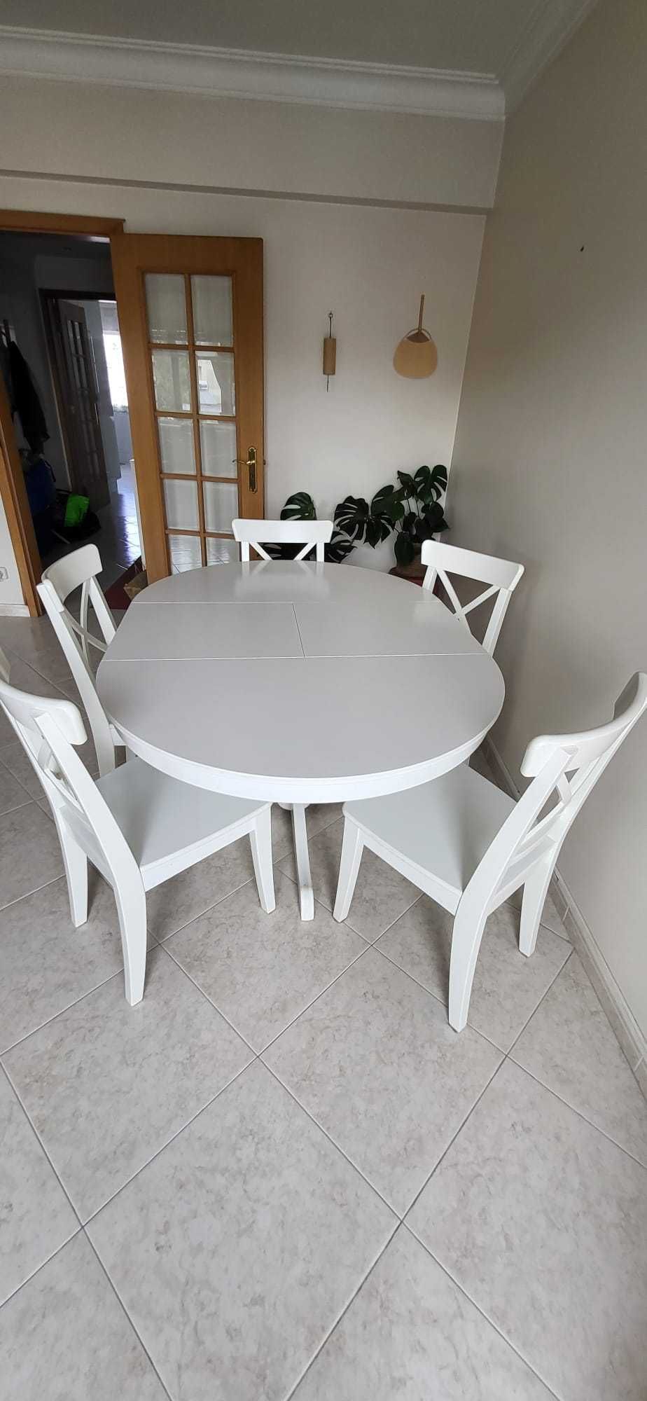 Mesa ikea

Eu vendo uma mesa redonda branca +  cadeiras Ikea.