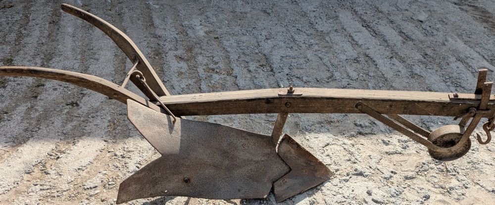 Arado Agrícola Antigo em Ótimo Estado de Conservação