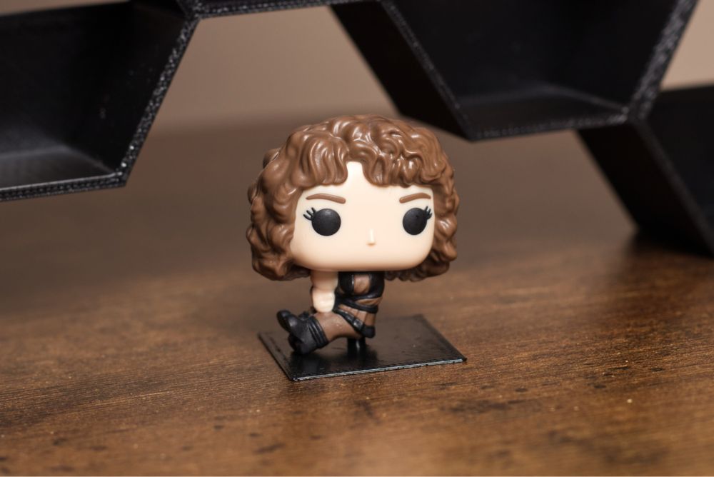 Półka Stranger Things na figurki Funko Pop Kinder Joy