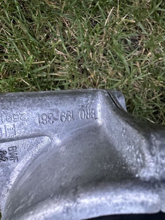 Подушка двигуна  8R0199381