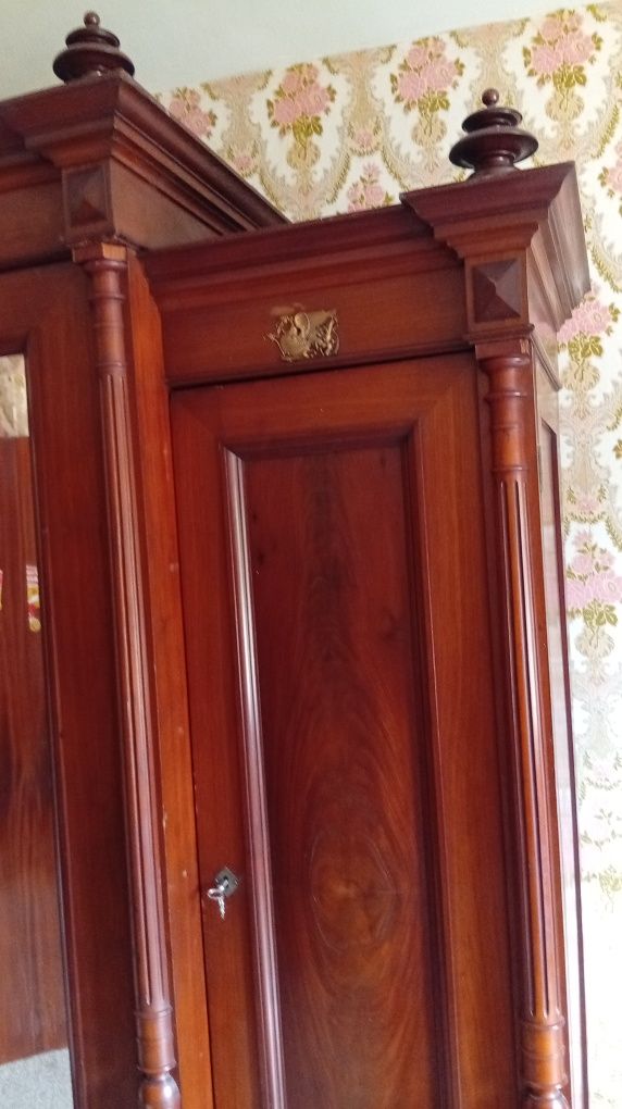 Móveis roupeiro com três portas
