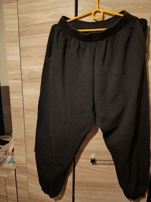 Spodnie dresowe u dołu na gumkach