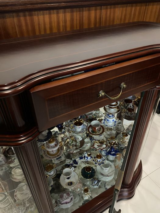 Móvel em madeira e vidro c/ arrumação