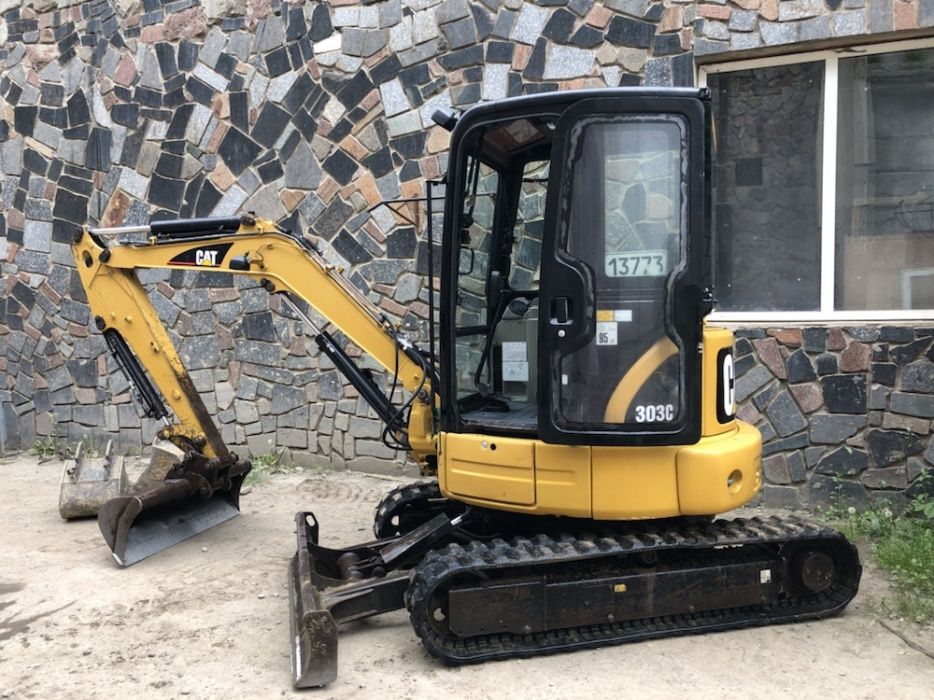 оренда послуги міні екскаватора CAT 303c