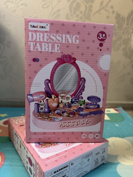 Детский столик для игры, трюмо