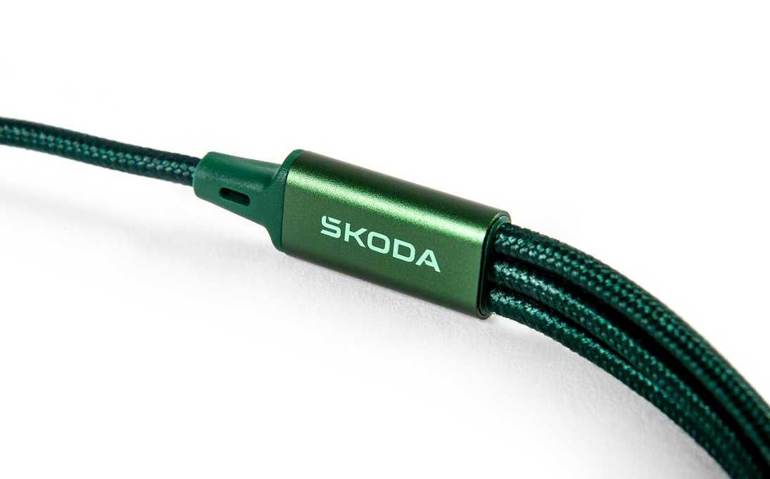 USB-кабель для зарядки 4 в 1 ŠKODA смарагдово-зеленого кольору.