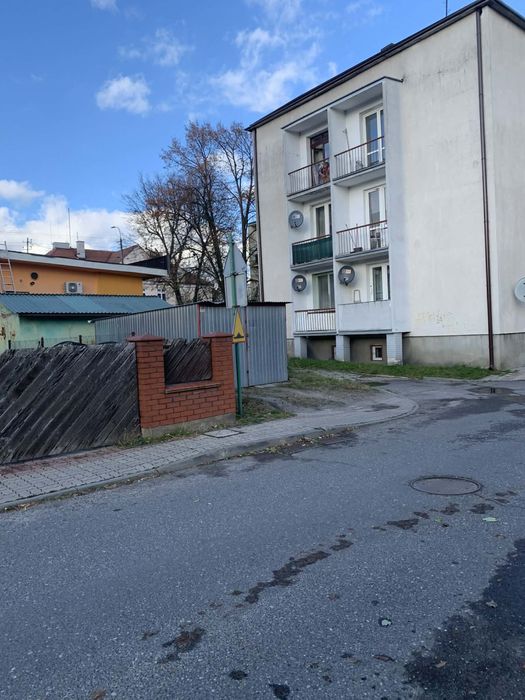 Grunt z garażem blasznaym z miejscem postojowym