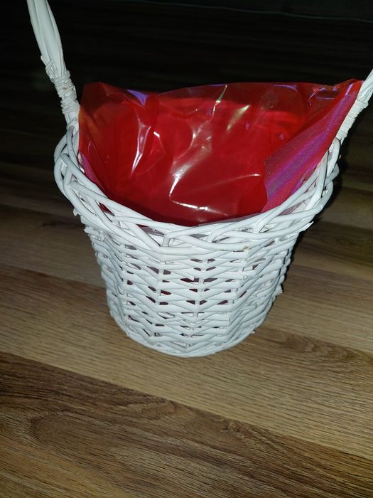 Kosz biały wiklinowy na prezent