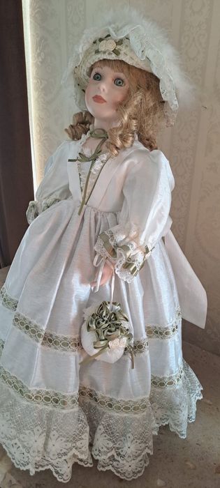 Boneca porcelana 54 cm de altura