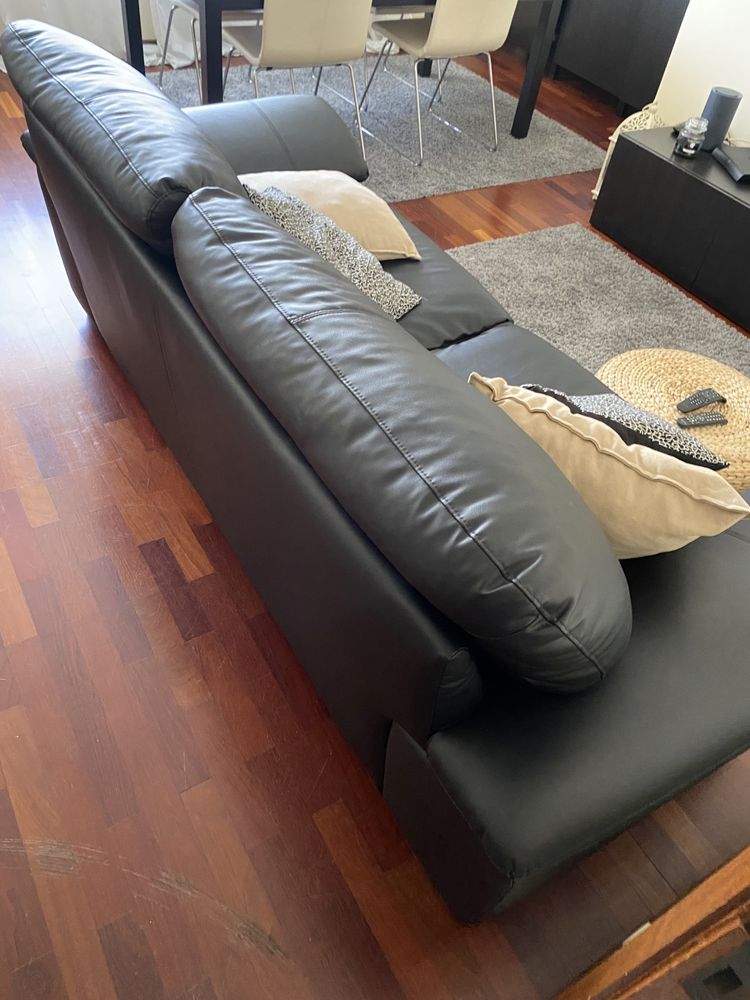 Sofá preto pele ikea