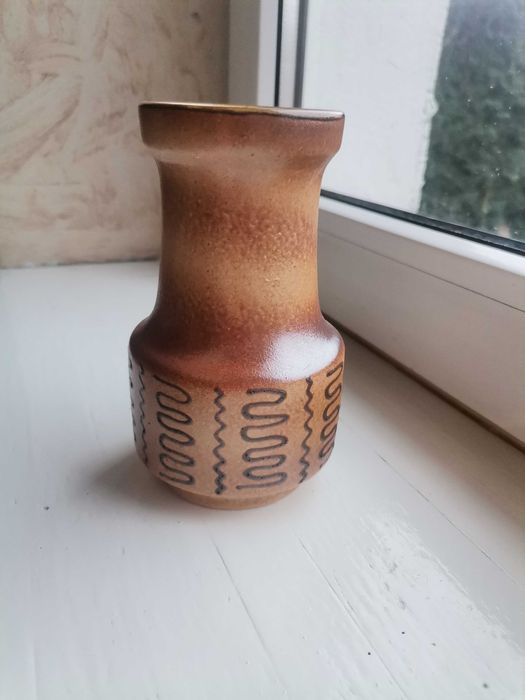 Brązowy wazonik ceramiczny