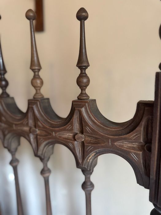 Cama de casal em madeira maciça + colchão
