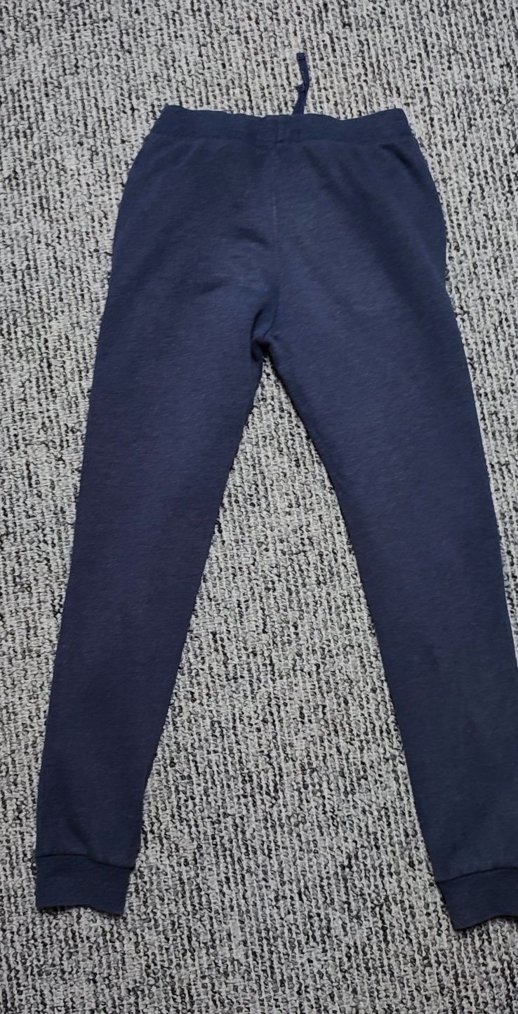 Granatowe spodnie dresowe 140