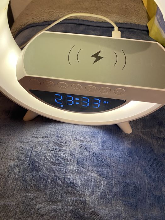 Coluna com relogio,despertador,radio e leds