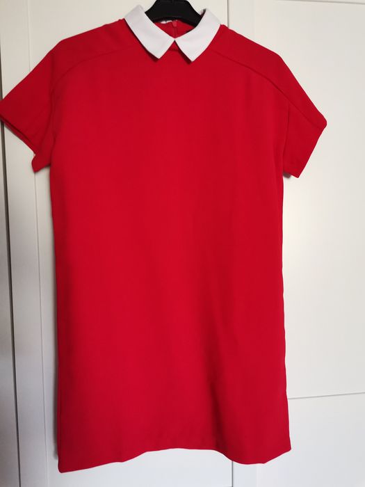 Czerwona sukienka z kołnierzykiem