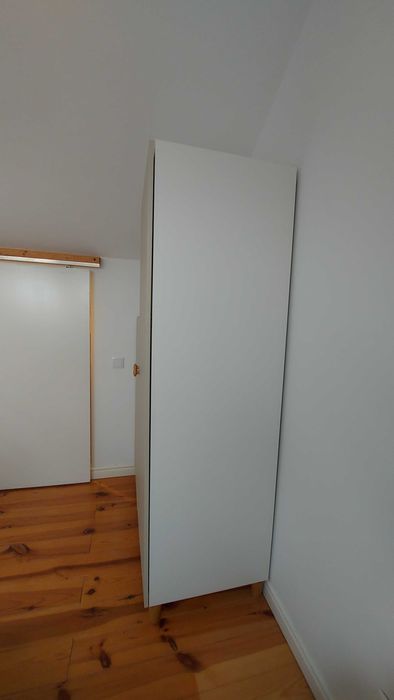 Roupeiro PAX Ikea com prateleiras, cestos e varão para pendurar roupa