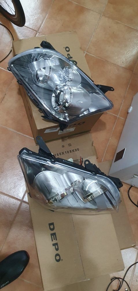 Farol principal toyota avensis 2008