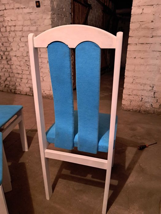 Krzesło białe błękitne obicie