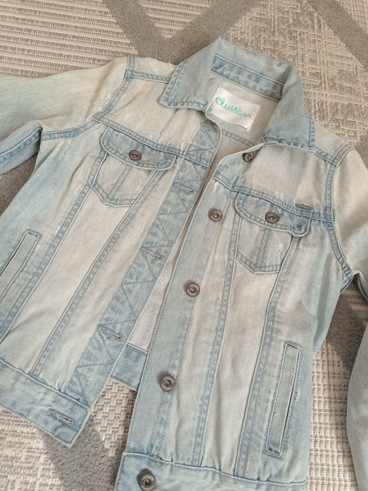 Jasno niebieska kurtka dżinsowa