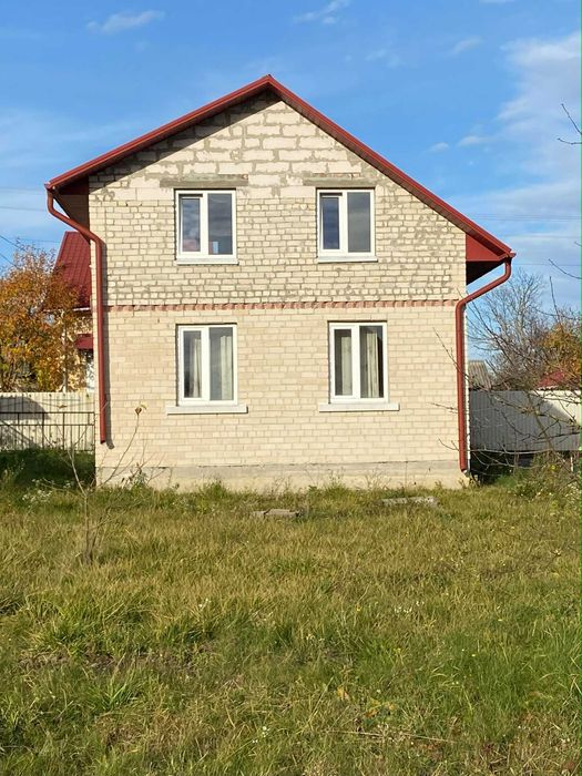 Будинок на обжитій вулиці у Буцневі на дачах