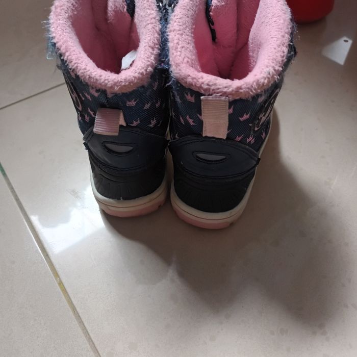 Sprzedam sniegowce w roz 25 dla dziewczynki.