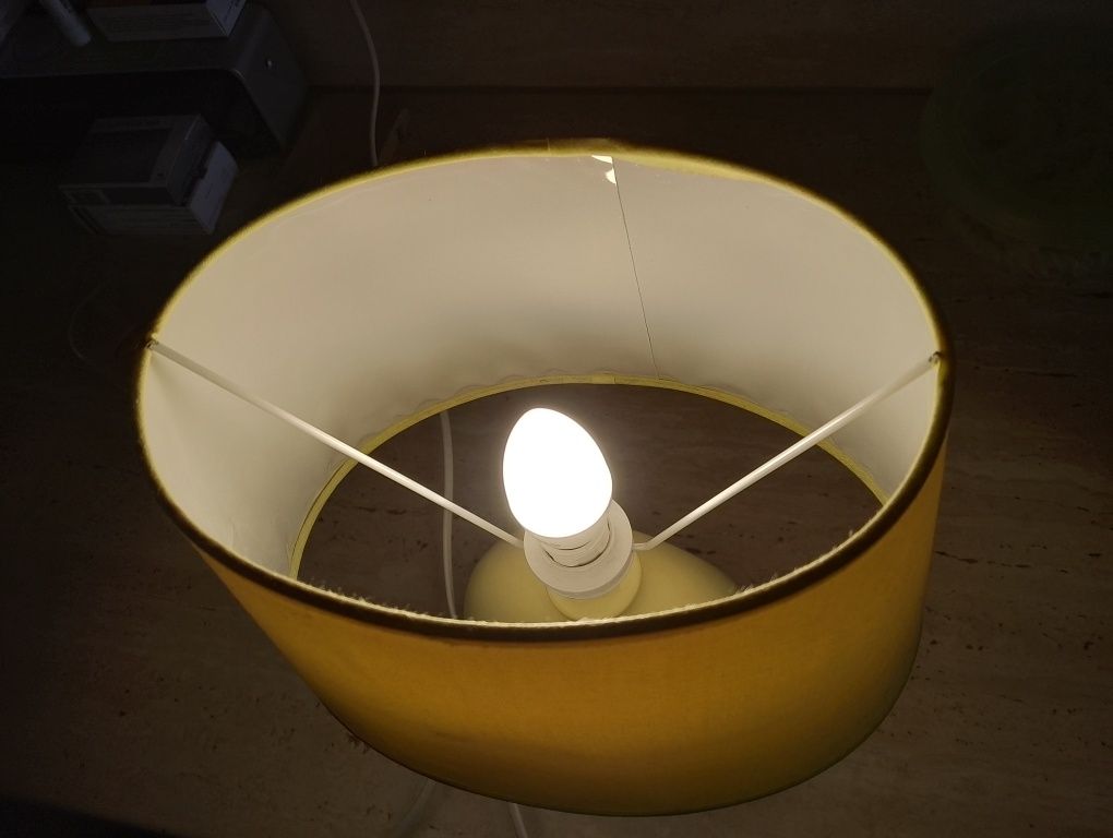Ładna lampka w żółtym kolorze.
