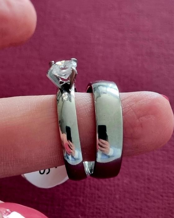 Conjunto de 2 anéis/alianças prateados (1 solitário), em aço, T19.