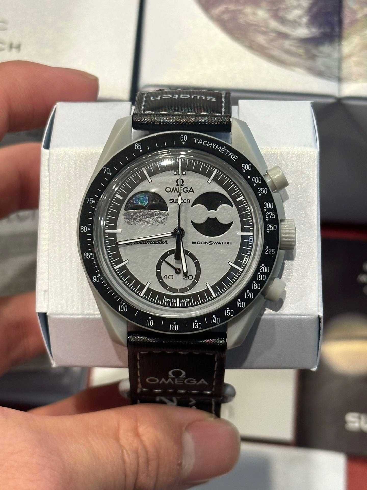 MoonSwatch Earth Phase - model SO33M700 nowy!