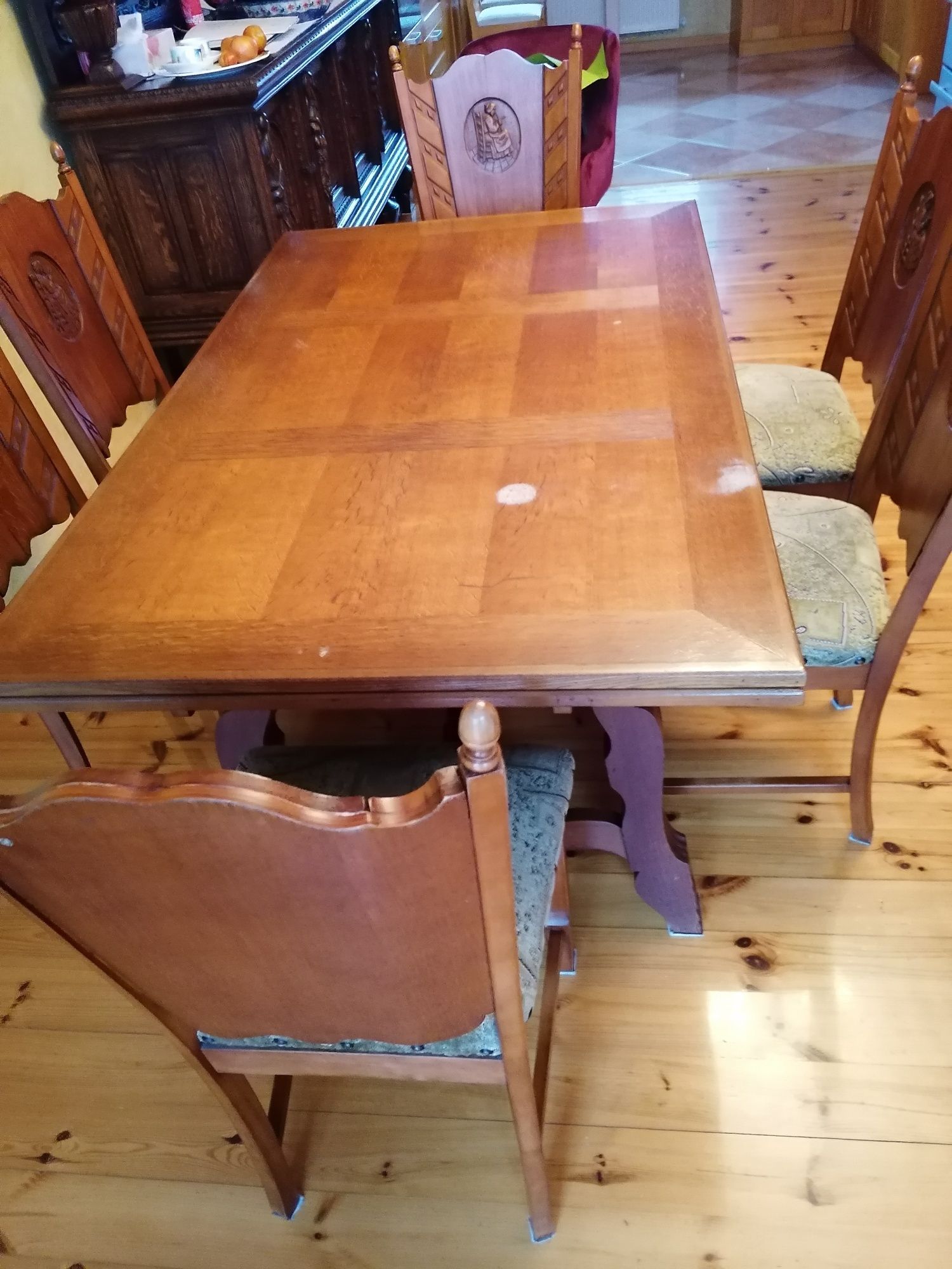 Stół bez krzeseł