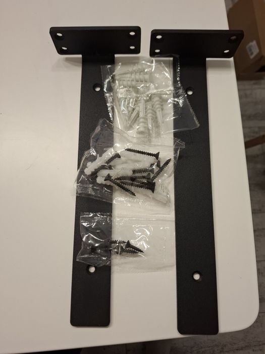 Czarne, metalowe wsporniki półek.