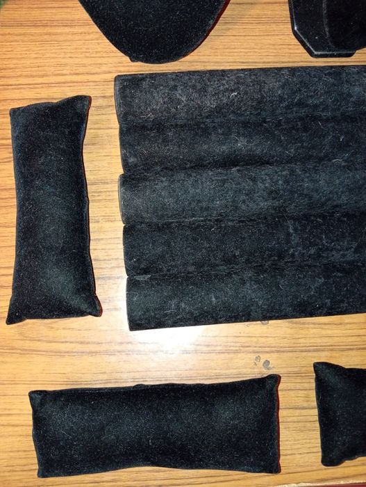 Lote de 11 expositores de acessorios preto em veludo- pulseiras/relogi