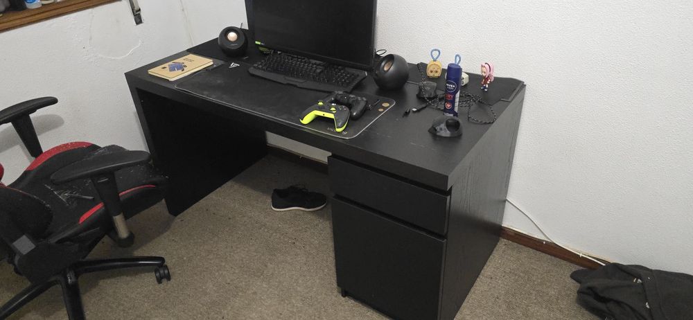 Mesa escrivaninha IKEA