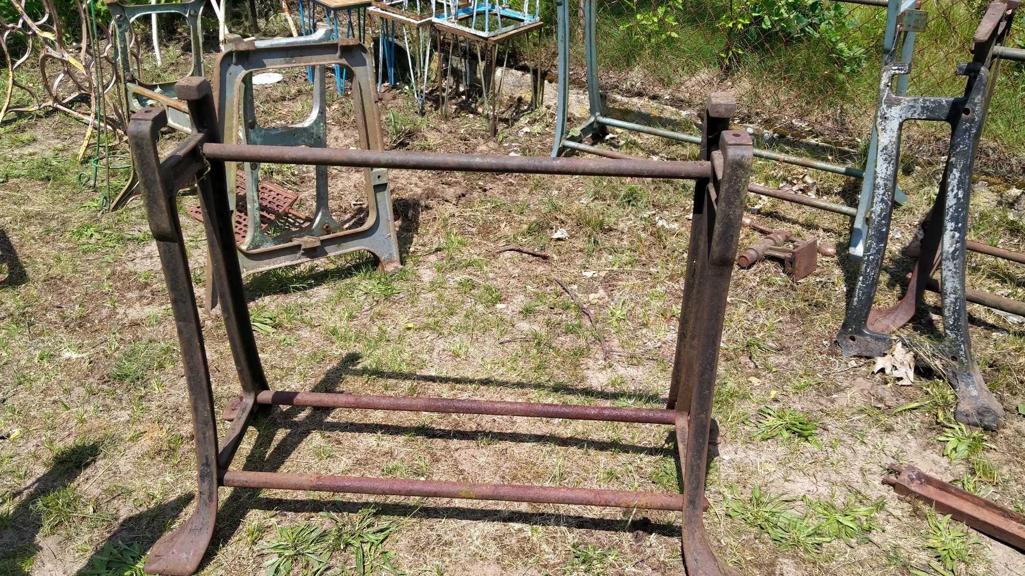 stara żeliwna podstawa , nogi do maszyny