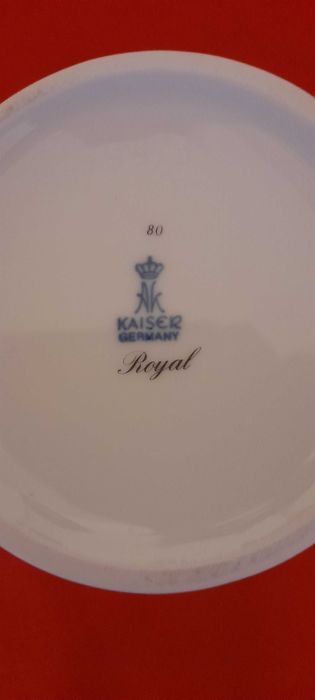 Porcelanowy wazon sygnowany Kaiser