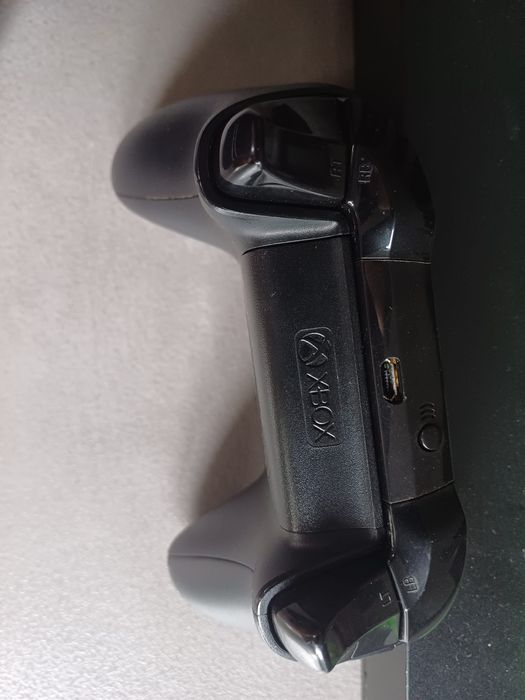 Xbox One X 1TB + Forza Horizon 5 + FC25 + 1 Pad