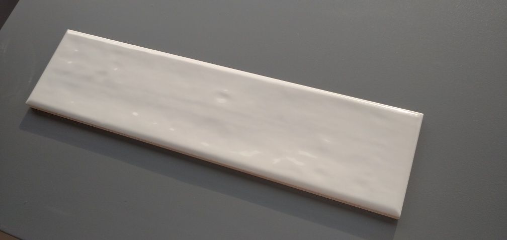 Białe kafelki hiszpańskie ścienne nowe 32cm podłużne kalibrowane 2,5m2