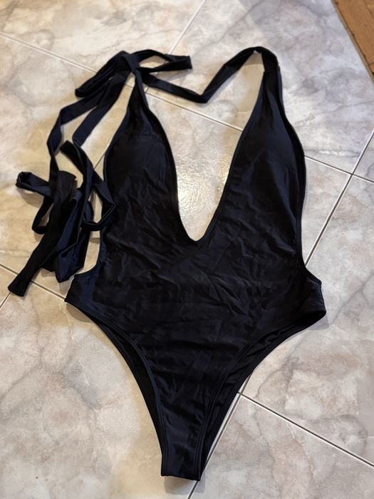 Чорний суцільний купальник