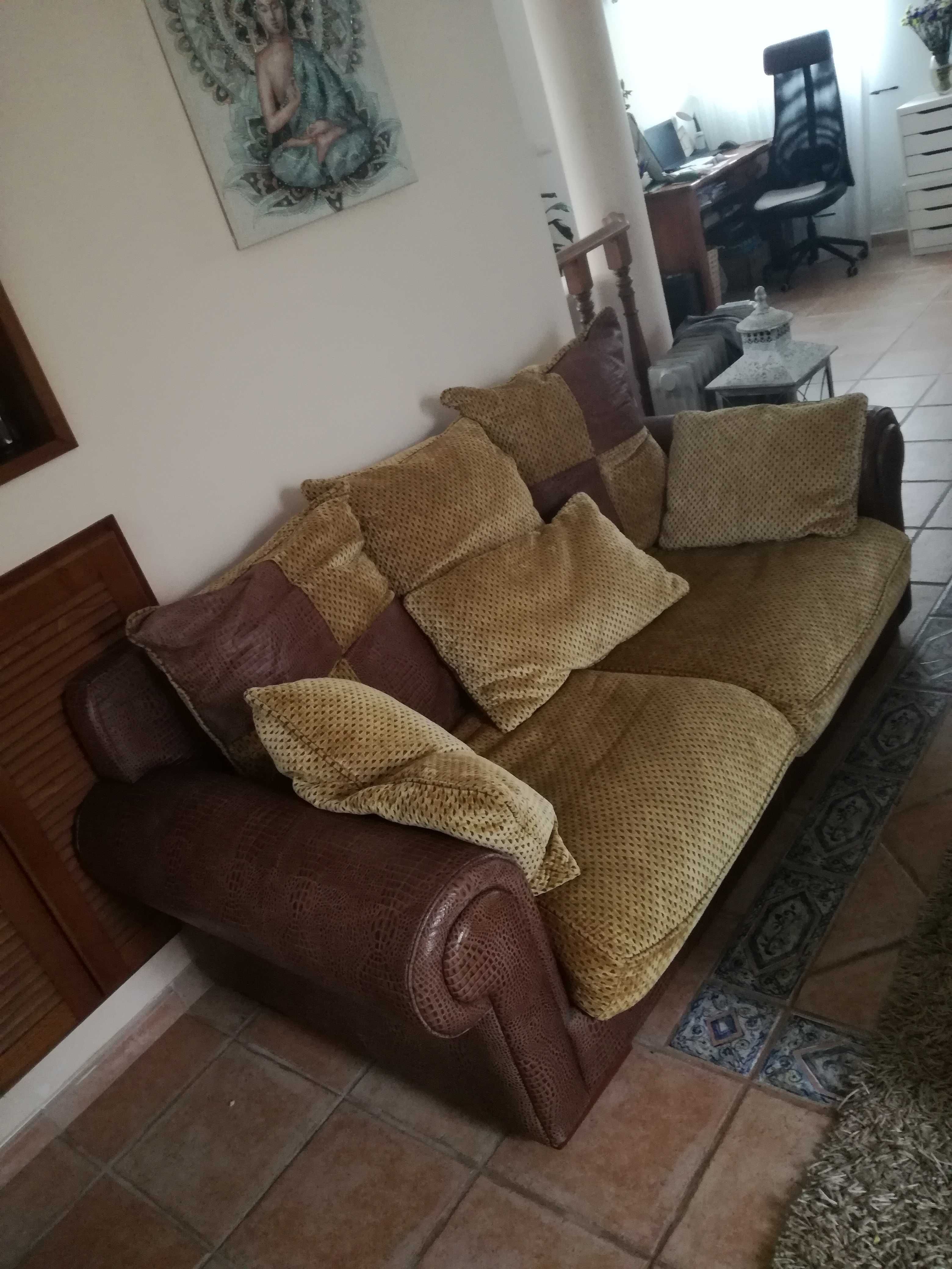 Conjunto de sofás de 3 e 2 lugares em pele e tecido