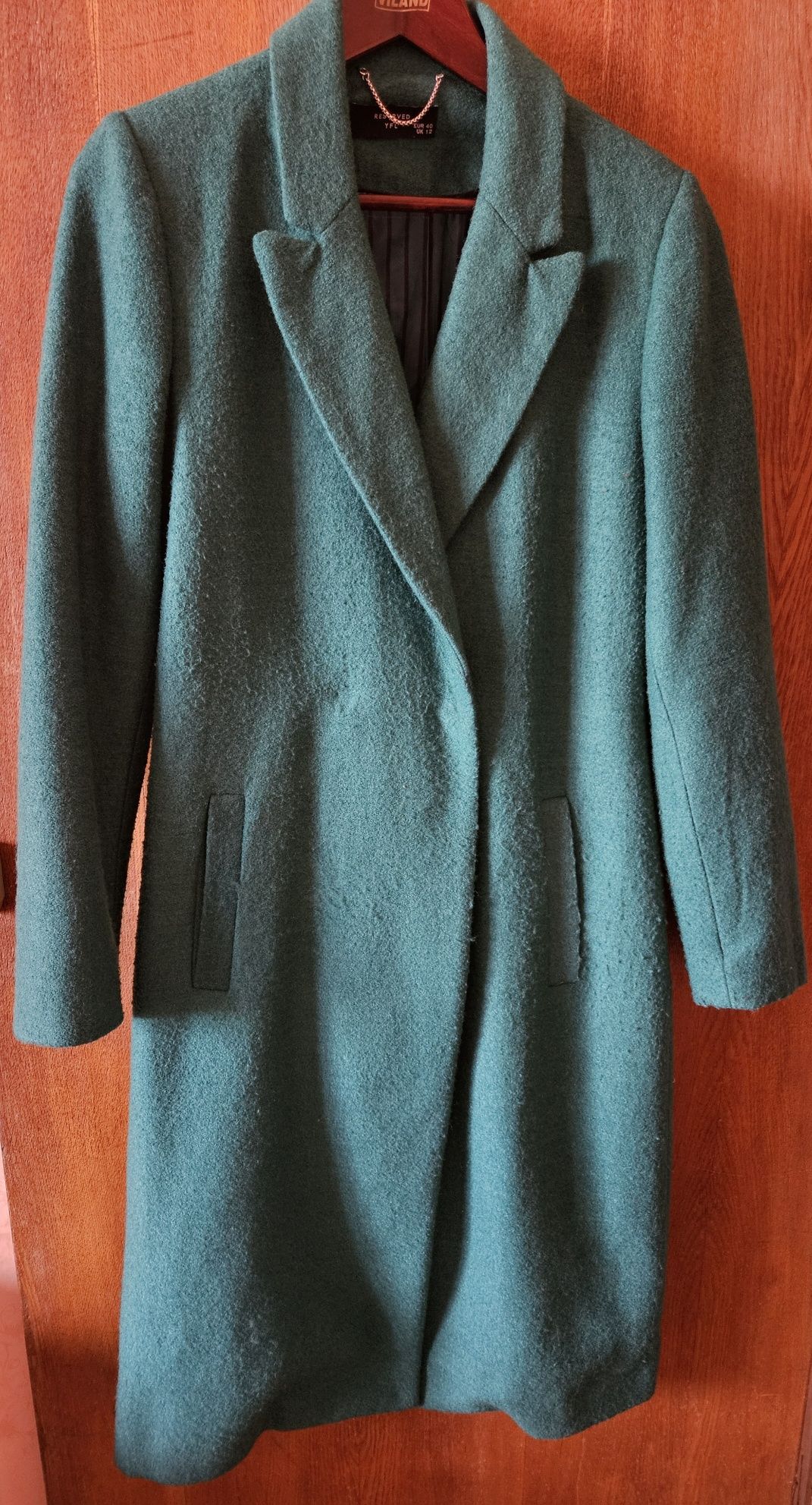Жіноче пальто зеленого кольору