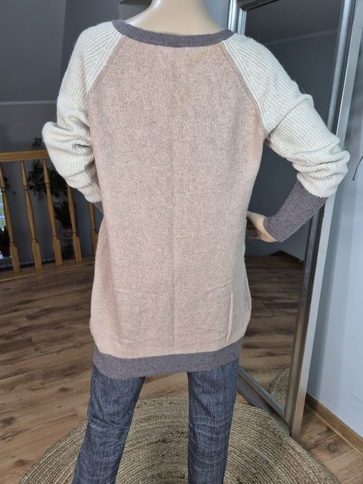 Beżowy sweter damski z kieszeniami, warkoczowy splot, wełna angora, ro