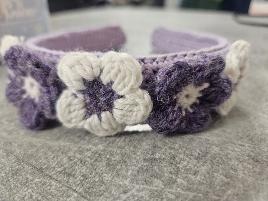 Ręcznie robiona na szydełku opaska z kwiatkami.