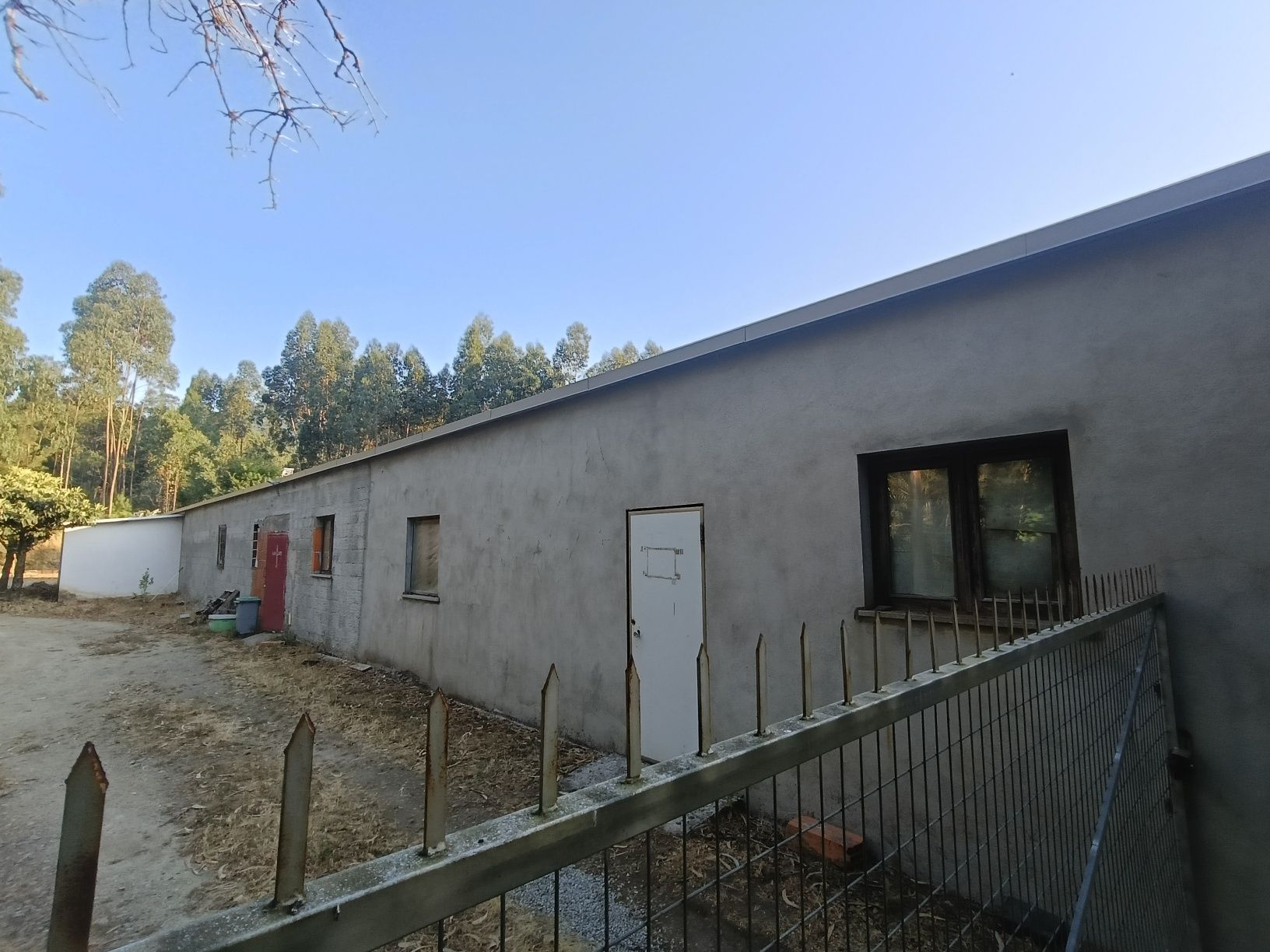 Vendo Armazém com terreno envolvente