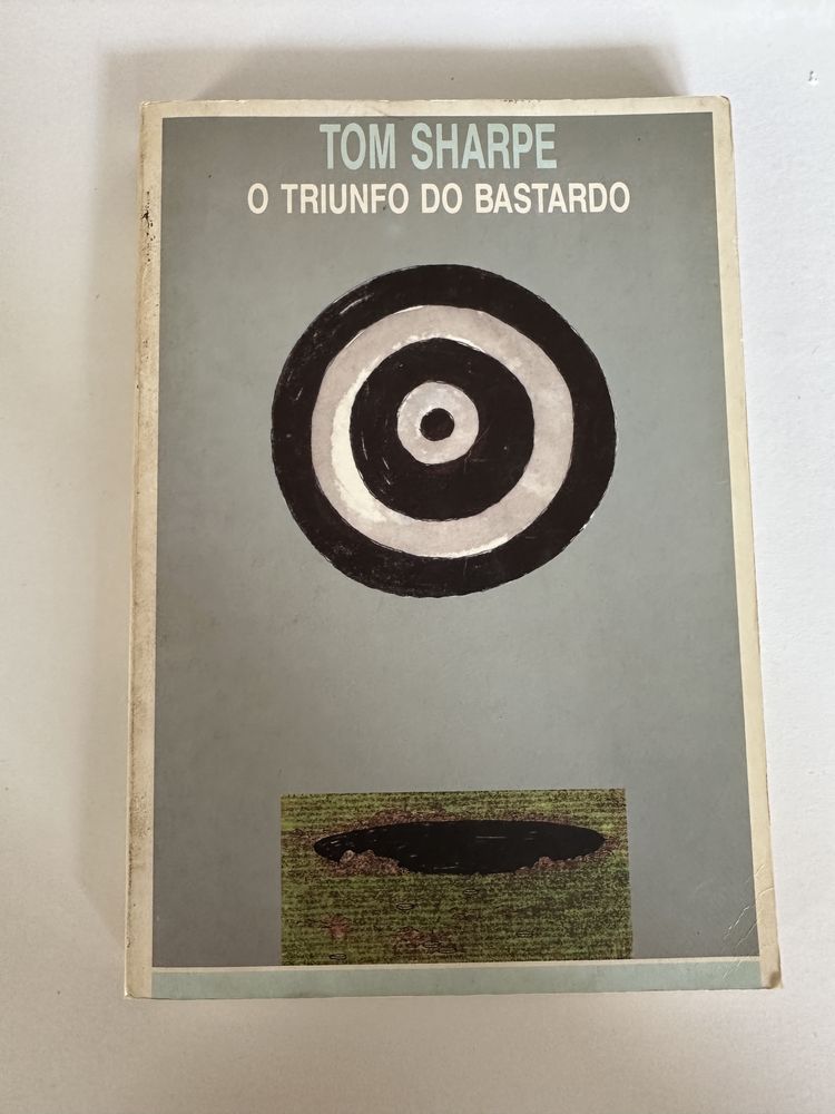 O triunfo do bastardo, A epopeia de Mr. Skullion (Tom Sharpe)