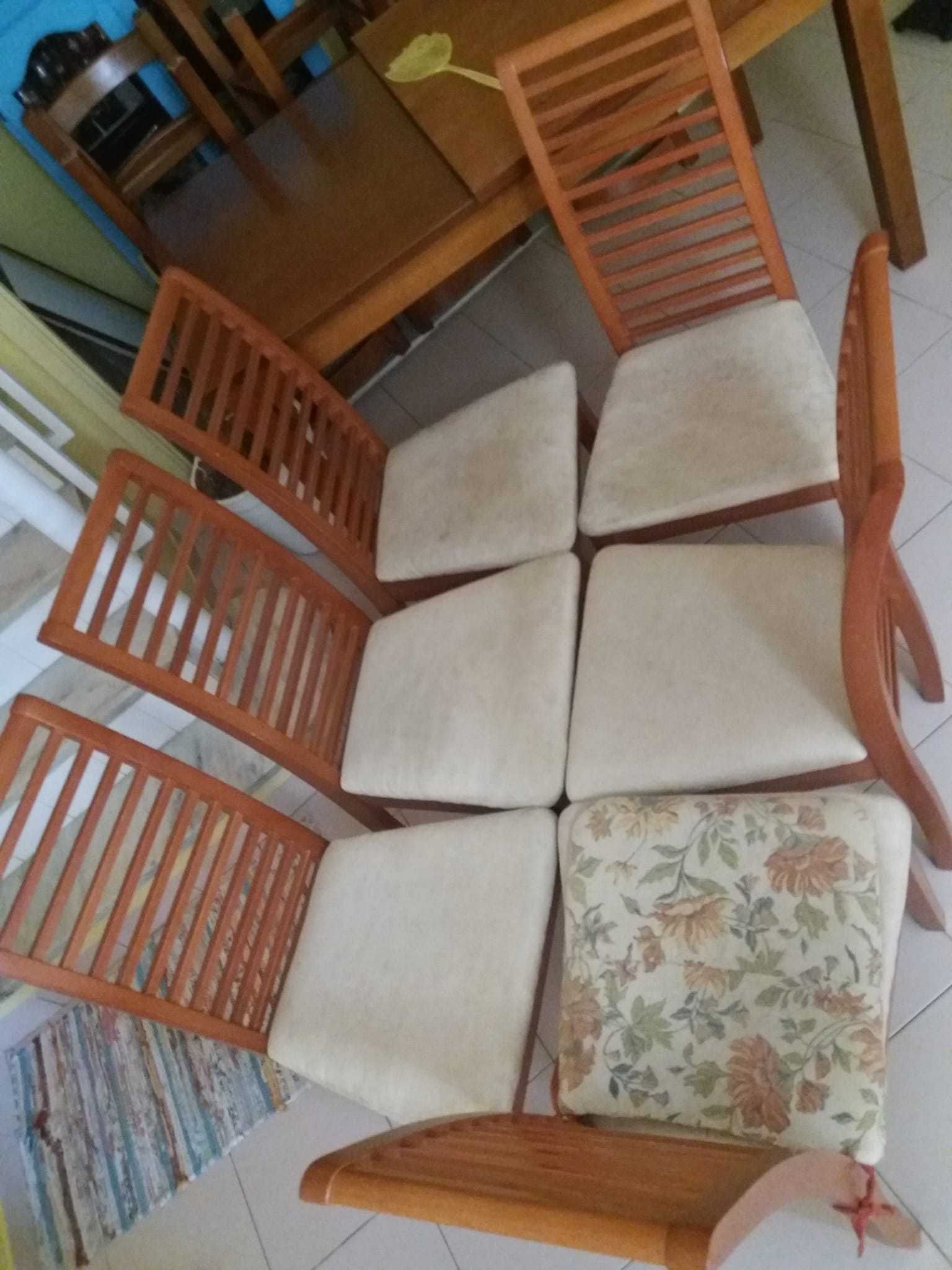Mesa extensível em cerejeira com 6 cadeiras...