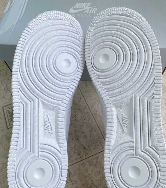Uniseks/Trampki/Damskie/Nike Air Force 1 Low '07 White R.43