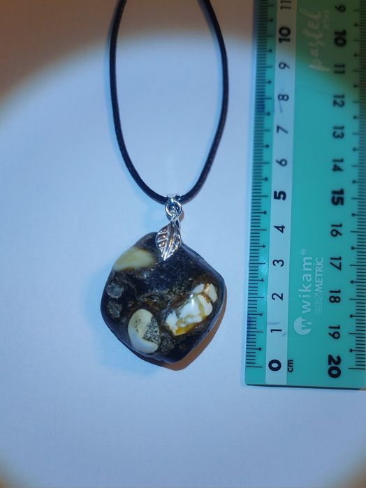 oryginalny bursztyn z białymi inkluzjami