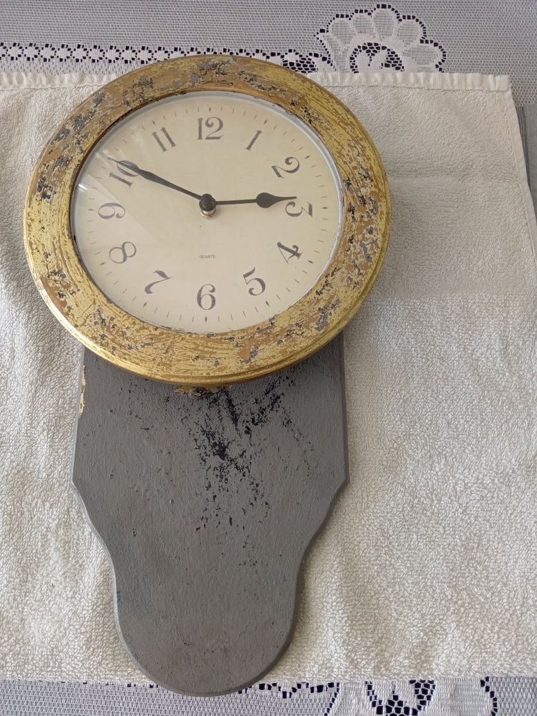 Stary drewniany zegar ciekawe cyfry