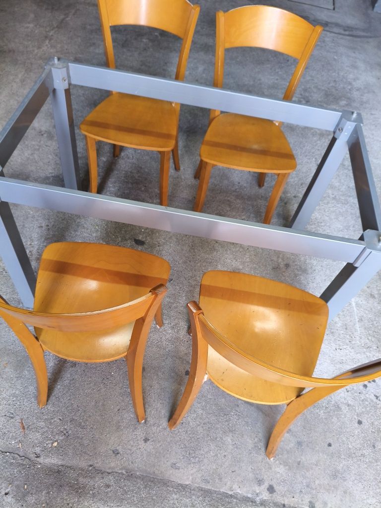 Mesa de cozinha  sem tampa e 4 cadeiras