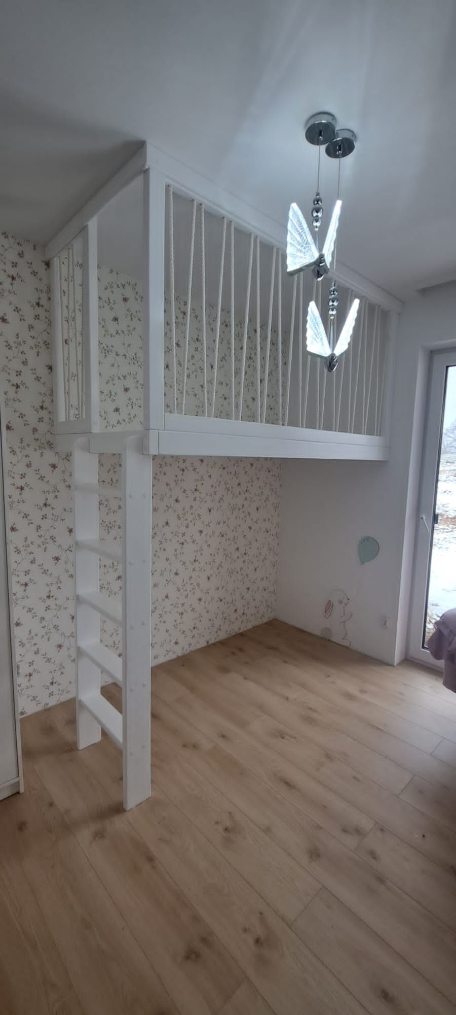 Łóżko piętrowe na antresoli z liną